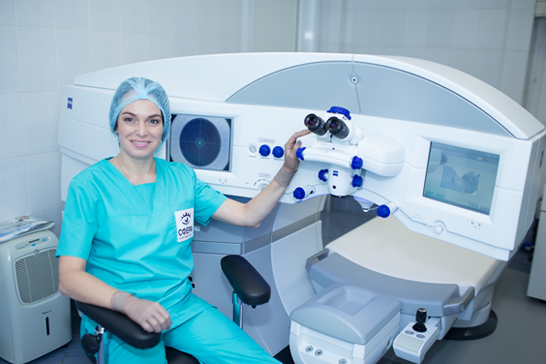 Эрика за своим рабочим местом