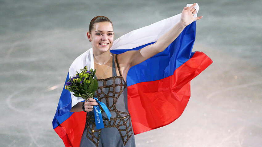 Аделина Сотникова празднует свою золотую медаль на Зимних Олимпийских играх в Сочи, 2014 год