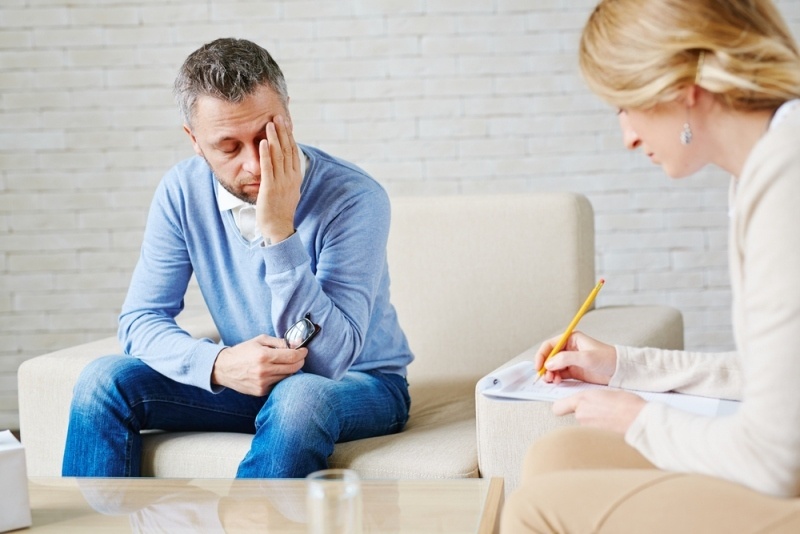 Друзья, сегодня разговор пойдет о чудесах терапии.  
Последнее время ко мне приходят пациенты уже в состоянии острого конфликта внутри себя. Истощенные морально и с хроническими заболеваниями. Давайте поговорим подробнее о том, что я могу сделать за час работы с вашей психосоматикой. 

Иногда спрашивают нужно ли отменять медикаментозные назначения если идешь на психотерапию. Моё личное мнение - ни в коем случае. От этого зависит ваше здоровье и лучше всего комбинировать оба способа исцеления. 

Острое состояние всегда переживается тяжело. Я сейчас говорю о моментах перед операцией. В этот миг вы на пределе своих возможностей и естественно ищете выход из сложившейся ситуации. И он конечно есть, мы можем совместно его найти, тем более что это и есть моя работа. Дать вам направление, заставить вас заново улыбаться и верить в личные возможности. Они на самом деле огромны. Потенциал есть у каждого человека. 

Но что происходит в острую фазу? Вам нестерпимо больно, и вы ищете выход любой ценой. Это не совсем верно, друзья. В этот период лучше принимать обезболивающие, успокоительные препараты и таким образом ускорять выздоровление. Лишь после устранения физических недугов следует проходить терапию. Ведь в состоянии боли вам хочется плакать и кричать, так и должно быть. Организму нужна эмоциональная разрядка. 

А когда вам станет хоть немного легче, ваше тело не будет изнывать от боли, вот тогда и добро пожаловать. 

Возьмем пример, у вас предстоит операция по удалению матки. Вы хотите ее избежать. До удаления 3 дня и вы записываетесь на прием ко мне. Что я могу в таком случае сказать? Сейчас вам просто придется лечь под нож хирурга, затем пройти реабилитацию и лишь после прийти заново на терапию, дабы ваше тело не тревожило вас в дальнейшем.

Ведь не проработанные конфликты так и будут удручать. 
Остатки боли, обид, отрицания и осуждения будут систематически сгружаться в те или иные органы и ткани. Здесь самое главное захотеть быть здоровым человеком и идти к этой цели, комбинируя медикаментозные назначения в случае необходимости и психотерапевтическое воздействие.

А я с удовольствием стану вашим проводником из точки А в точку Б. Но на все нужно время. 

Как много часов терапии? Я не знаю, с каждым человеком у меня индивидуальный разговор и подход. Так же я всегда стараюсь дать какие-то рекомендации и советы для самостоятельных проработок. 
Поэтому если сейчас вам очень трудно и нестерпимо больно я рада вас видеть у себя на приеме и готова поддержать. Но давайте честно, за час 
работы будет улучшение, но насколько сильное так же зависит и от вас.

С уважением ,Ольга Шумкова.
