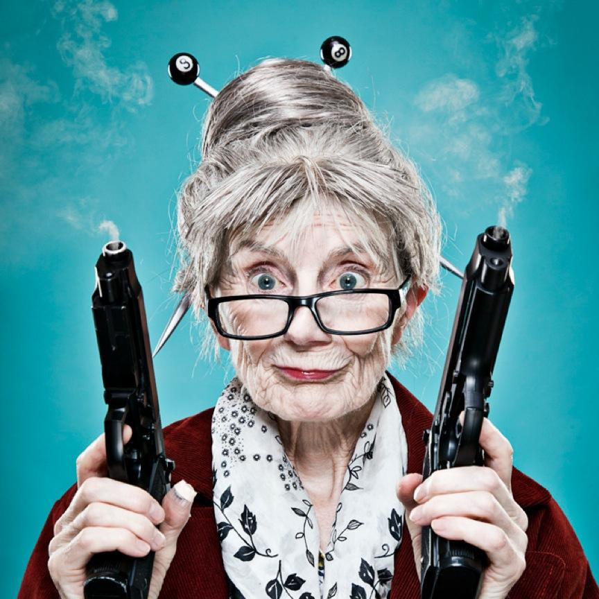 Почему бабушки злые. Бабулька с пистолетом. Злая бабка. Старушка с пистолетом. Классная бабушка.