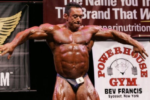 10. Маркус Рюль

Профессиональный бодибилдер из Германии, Маркус Рюль, всерьез занялся бодибилдингом в возрасте 18 лет. Тренируясь 6 дней в неделю, молодой Рюль, который весил на тот момент 54 килограмма, начал принимать стероиды. К 23 годам он начал принимать активное участие в соревнованиях по бодибилдингу, дополняя курс стероидов другими препаратами, такими как HGH и инсулин. Сейчас, в возрасте 41 года он весит 153 килограмма. В связи с огромным количеством принятых стероидов и соответствующим числом тренировок, он обладает самыми широкими плечами среди всех тяжелоатлетов в истории спорта. Кроме того, считается, что он – один из самых сильных ныне живущих людей. Помимо плеч, Маркус обладает невероятно растянутым животом, который делает его похожим на черепаху, что объясняется тем, что стероиды, которые он принимал, стимулировали рост не только мышц, но и внутренних органов.
