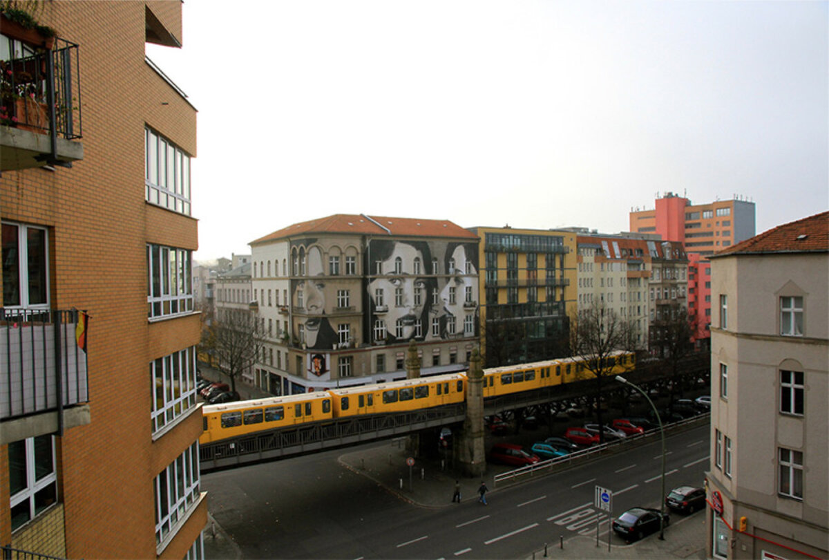 Жилые и общественные здания в Германии часто раскрашивают известные художники. Например, работы художника Роне приобретает Национальная галерея Австралии, а также они украшают этот дом на Ноллендорфплац, недалеко от знаменитого берлинского сада Тиргартен.