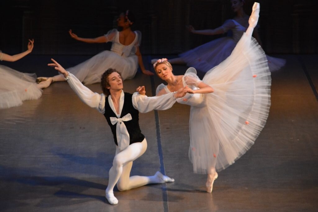   16 февраля театр «Русский балет» под руководством народного артиста СССР В. Гордеева представил тверской публике два одноактных балета «Шопениана» и «Шахерезада».
