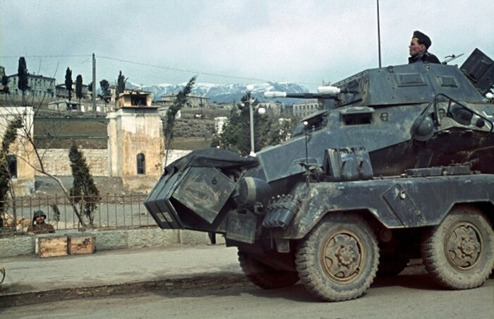 Немецкий танк на фон здания похожего на кинотеатр «Чайка». 1942 год.