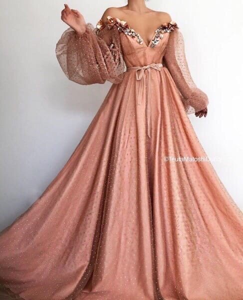 Бледно розовое платье .