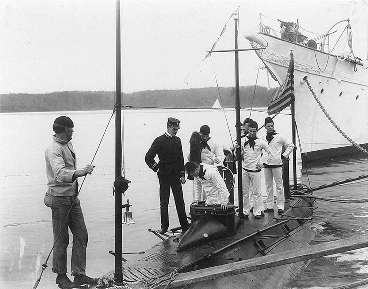 Экипаж ПЛ "Холланд" готовится к погружению. 1900 г.