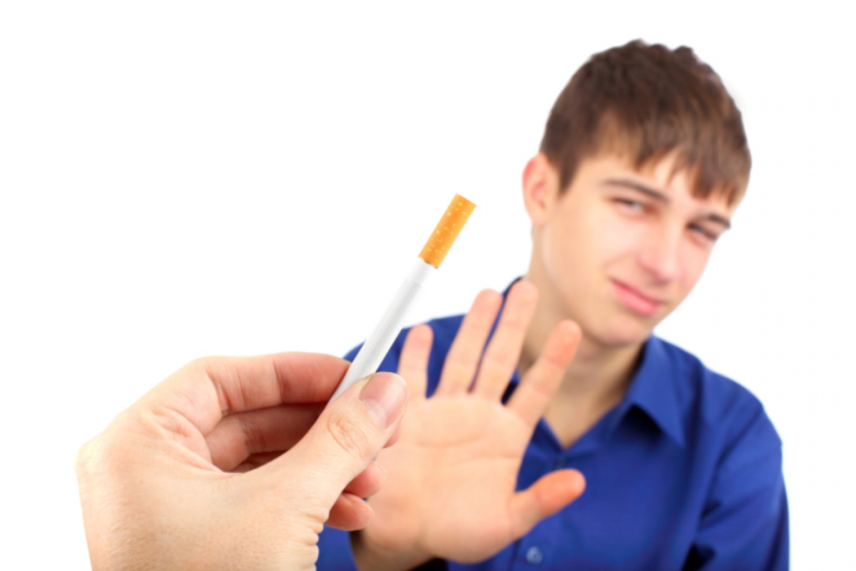 Курение подростков. Подросток курит. Курящий подросток. Подросток с сигаретой.