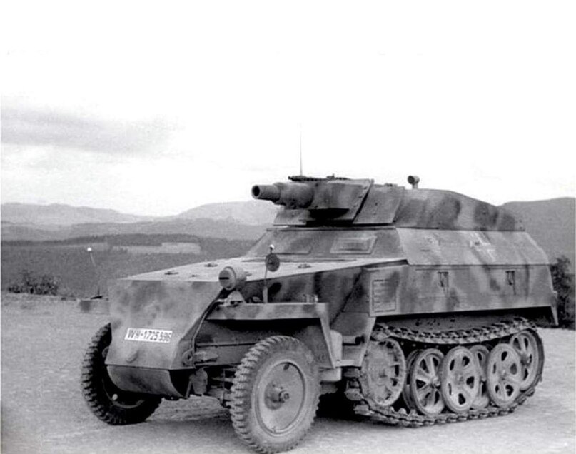Машина поддержки с 75-мм пушкой на базе легкого БТР использовалась в разведподразделениях. Ключевым достоинством (наряду с проходимостью) был очень малый вес и высокая скорость. Такую машину держал любой мост, кроме разве что пешеходного