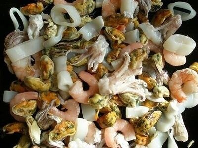     Морской коктейль, или как его еще часто называют «смесь морепродуктов», вынуть из упаковки и разморозить положив в отдельную емкость и оставив на 15-30 минут. После разморозки образовавшуюся жидкость слить. Сами морепродукты промываем под проточной водой.   