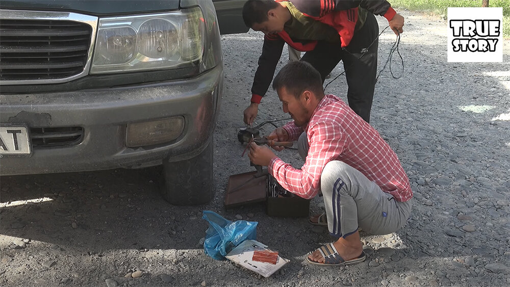 Таджикистан - Пробили колесо на трассе, а "запаску" уже использовали. Местные остановились и помогли залатать дырку на месте