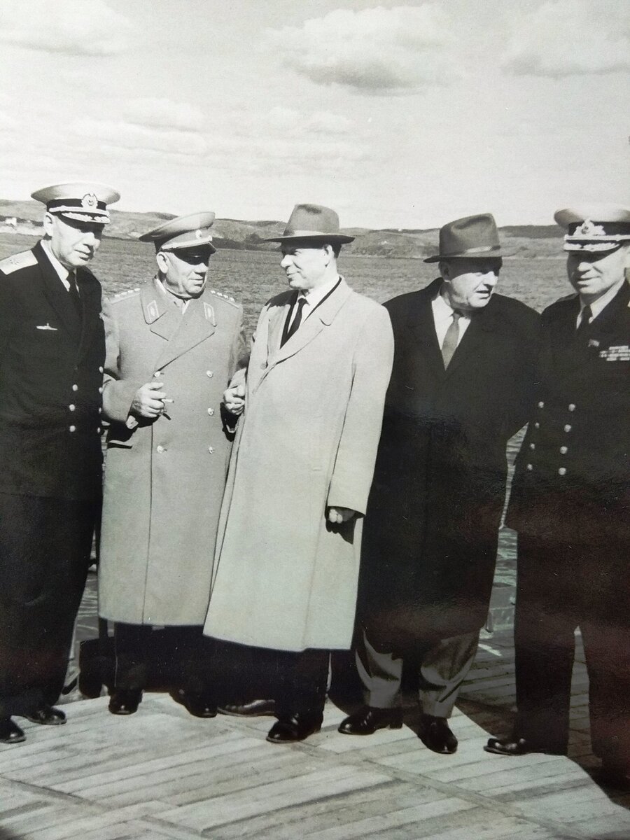 Генерал армии Алексей Алексеевич Епишев (второй слева).