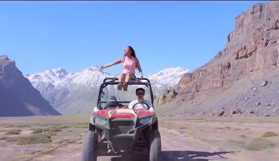 Скрин из фильма «Момент за моментом», сделанный мной