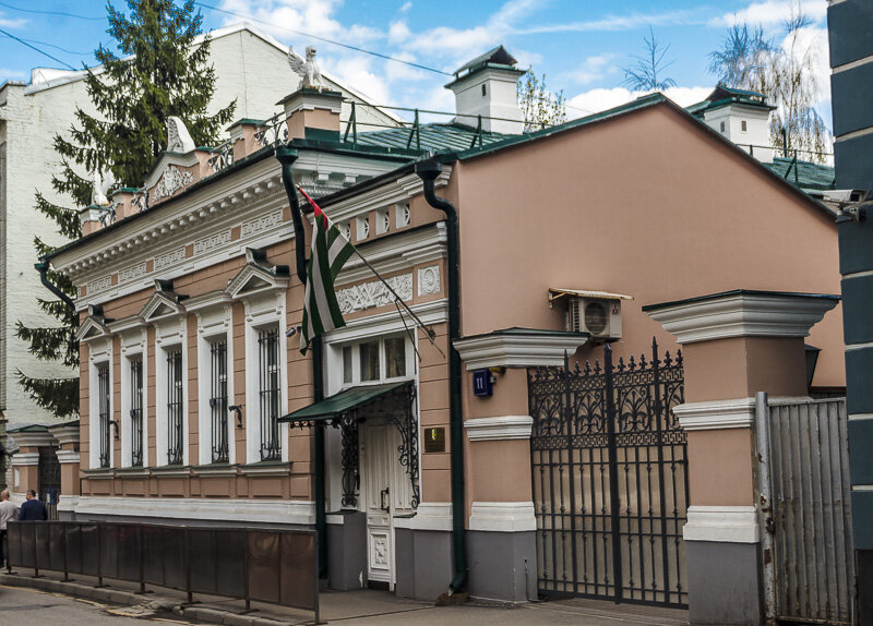 Особняк Фалеева (Гагаринский переулок, дом 11) - второй адрес салона. Первое место жительства супругов было на Зацепе.