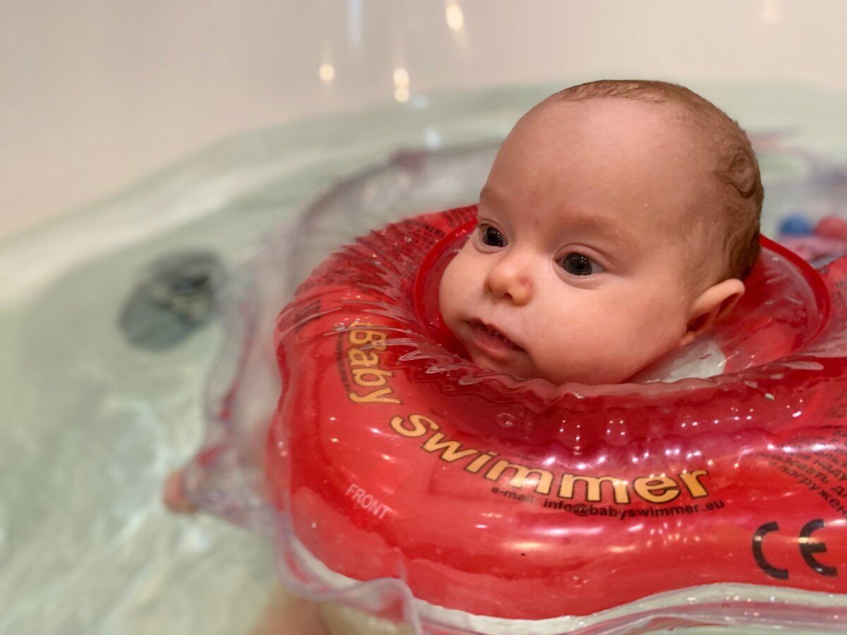 Каждый день Лария купается в воде не выше 34 градусов. И мы уже начали понижать температуру до 33