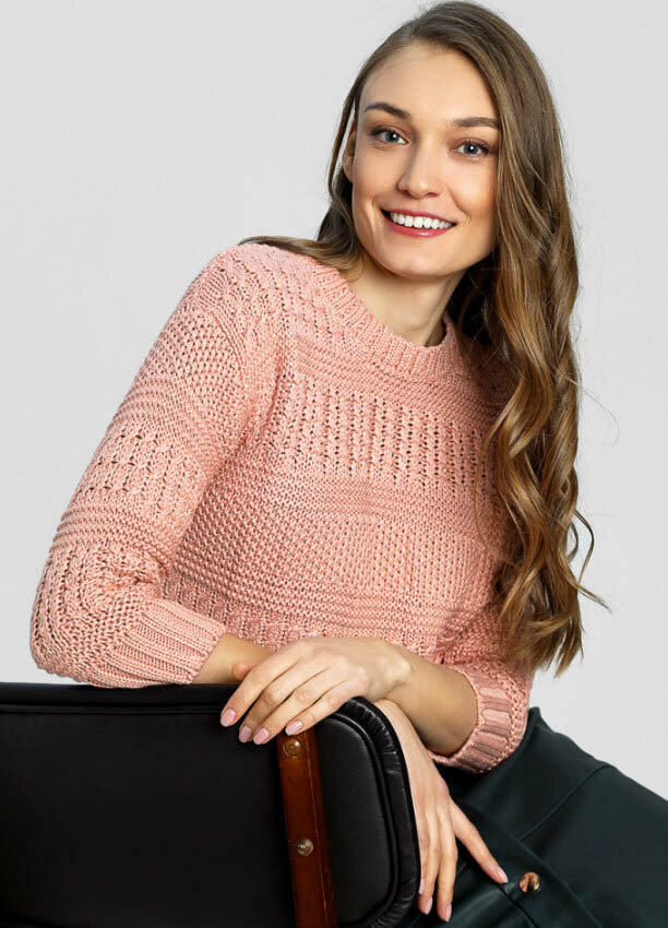 Женский джемпер с полосами из узоров. Источник фото https://ostin.com/product/dzhemper-strukturnoj-vyazki/23487210299/?category-id=12485590299