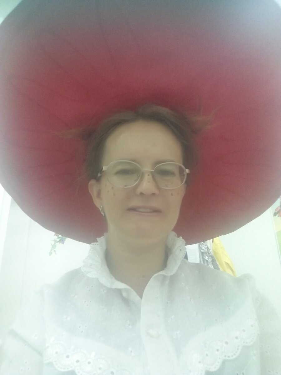 Автор канала в роли Незнайки на детском утреннике