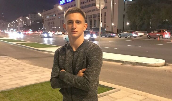 Михаил родился 30 ноября 1999 года в Южно-Сахалинске. По знаку зодиака он – Стрелец. О периоде детства блогера известно не так много. Он с юных лет занимался спортом, посещал различные секции. Однако Михаилу не нравилось посвящать время учебе в школе, и он посещал уроки без особого энтузиазма. При этом родители с пониманием относились к ребенку и не ругали за плохие оценки. Несмотря на то, что парень не добился каких-либо достижений за время школьной учебы, он, обладая средним образованием, смог реализовать свои мечты и зарабатывать неплохие деньги. 
Далее: https://uznayvse.ru/znamenitosti/biografiya-mihail-litvin.html