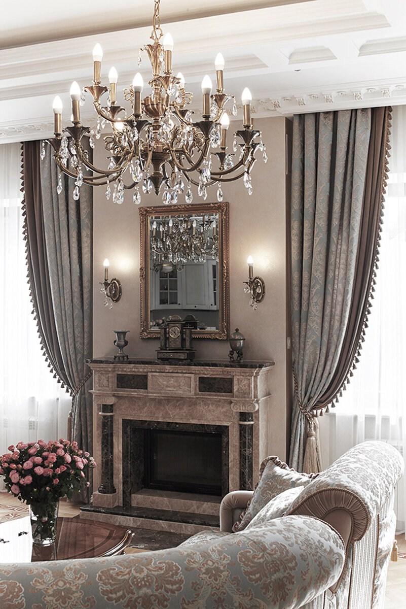 Камин  из двухцветного натурального мрамора. Фото из портфолио дизайнеров Андрея и Екатерины Андреевых.