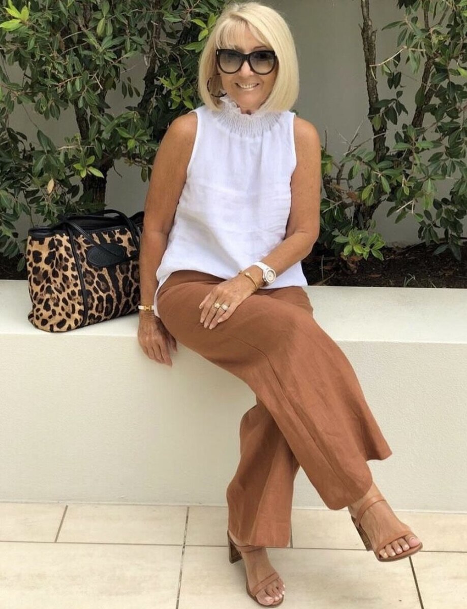 Взрослая женщина в льняных коричневых брюках. /Фото: i.pinimg.com