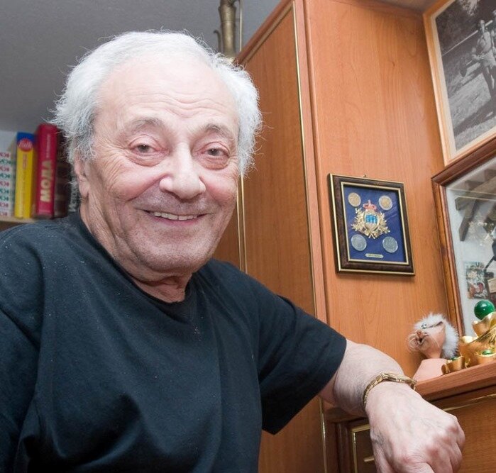 Владимир Владимирович Кунин (настоящая фамилия — Фе́йнберг)