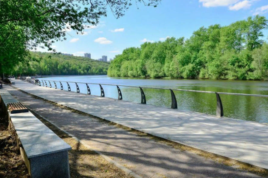 Филе парк в москве. Филевский парк. Филевский парк набережная. Парк Фили река. Парк Филевский парк.