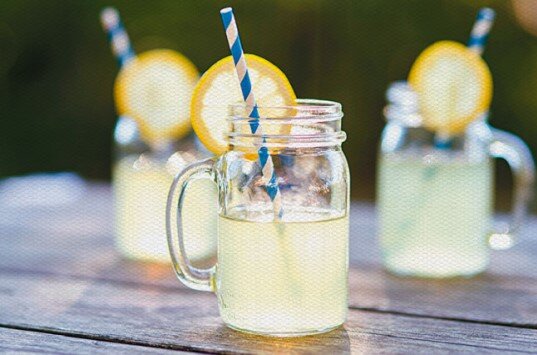 Натуральные напитки без химических добавок способны не только отлично освежать в жаркий летний день, но и поднимать настроение и жизненный тонус, при этом, не добавляя лишних калорий к рациону