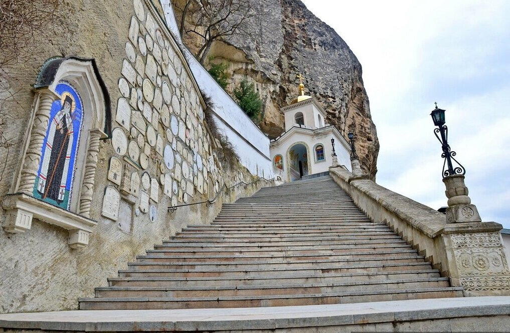 Храм в скале в крыму