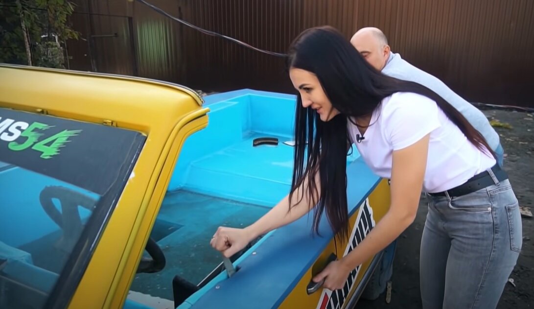 правой рукой держу рычаг акселератора 