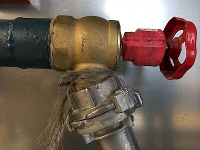                                                          следы протечек соединений, собранных на лён