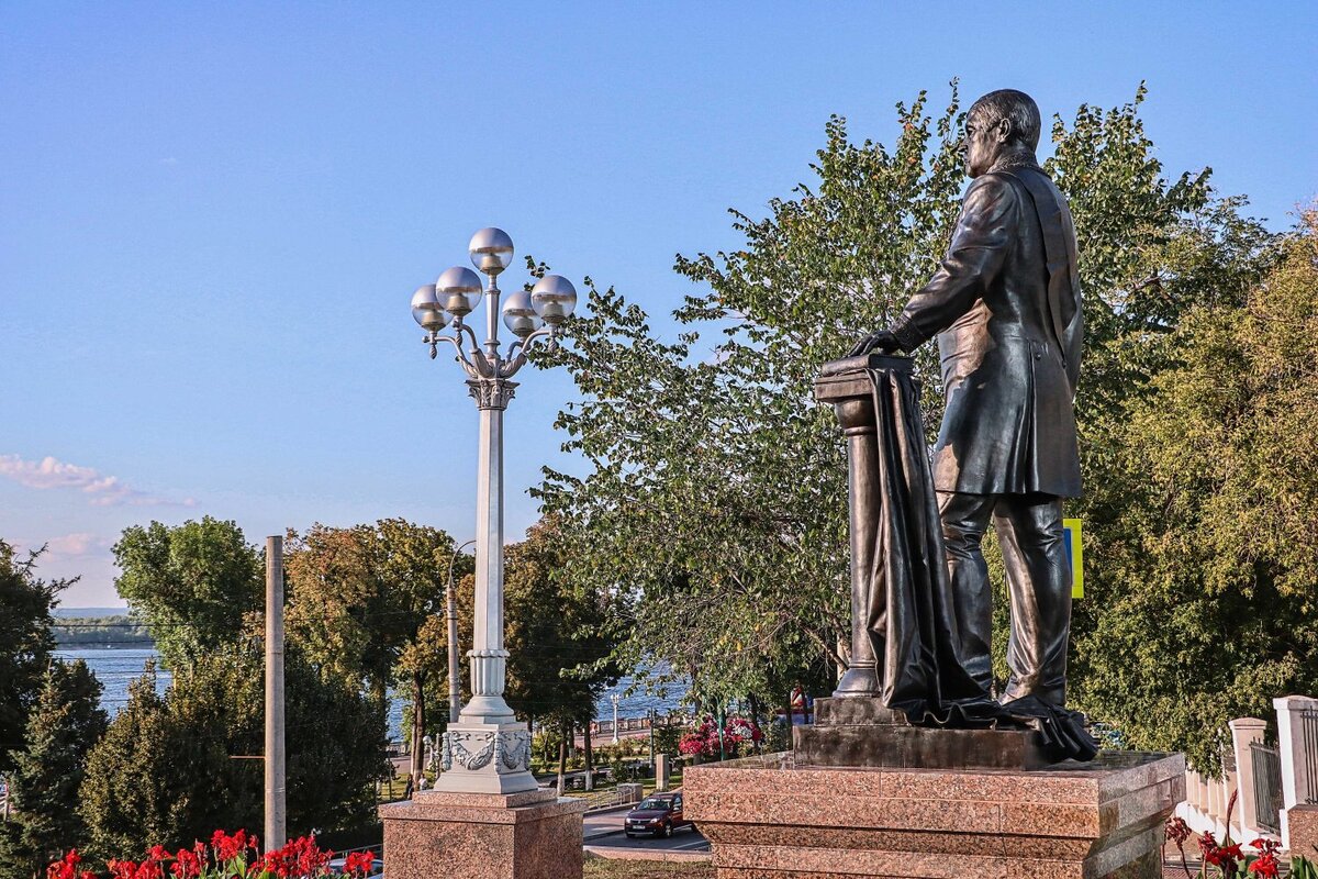 В самаре находится памятники. Памятник Алабину Самара. Памятник Петру Алабину Самара. Памятник п в Алабину в Самаре. Памятник в Самаре на набережной.