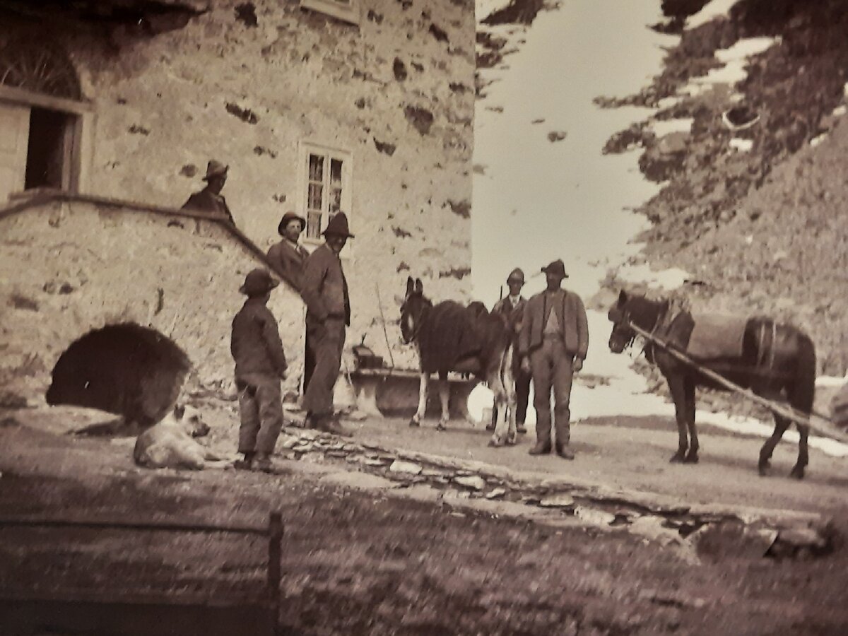 Старинная фотография жителей Ливиньо