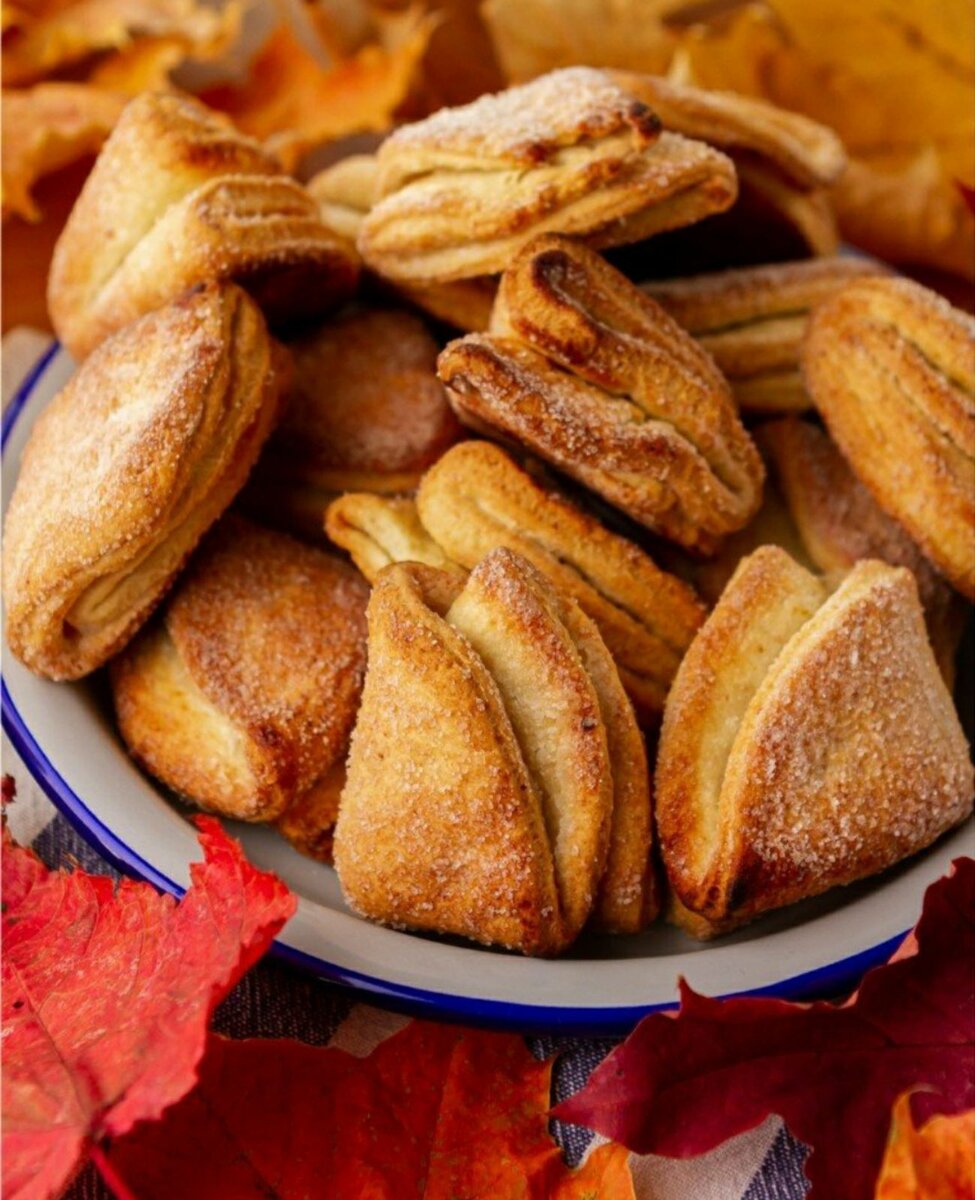 Ленивые творожные печеньки 🍪 
Ингредиенты:

Творог — 200 г
Сливочное масло, к. т. — 200 г
Яйцо — 1 шт.
Мука — 400 г
Сахар— 150 г
Разрыхлитель — 1 ч. л.
⠀
Приготовление:

1. Сливочное масло растереть с творогом в большой миске, добавить муку, яйцо, разрыхлитель, я еще добавил пару капель орехового экстракта для запаха. Вымесить до однородности.
2. Раскатать тесто скалкой, толщиной примерно в пол сантиметра. Небольшой миской вырезать лепешки. Каждую обмакнуть в сахар с двух сторон, сложить пополам, еще раз обмакнуть и сложить. В итоге должны получиться треугольнички.
3. Выложить на противень, поставить в духовку, разогретую до 200 ºC, примерно на 15 минут.
4. Вынуть, накрыть полотенцем и дать полностью остыть.