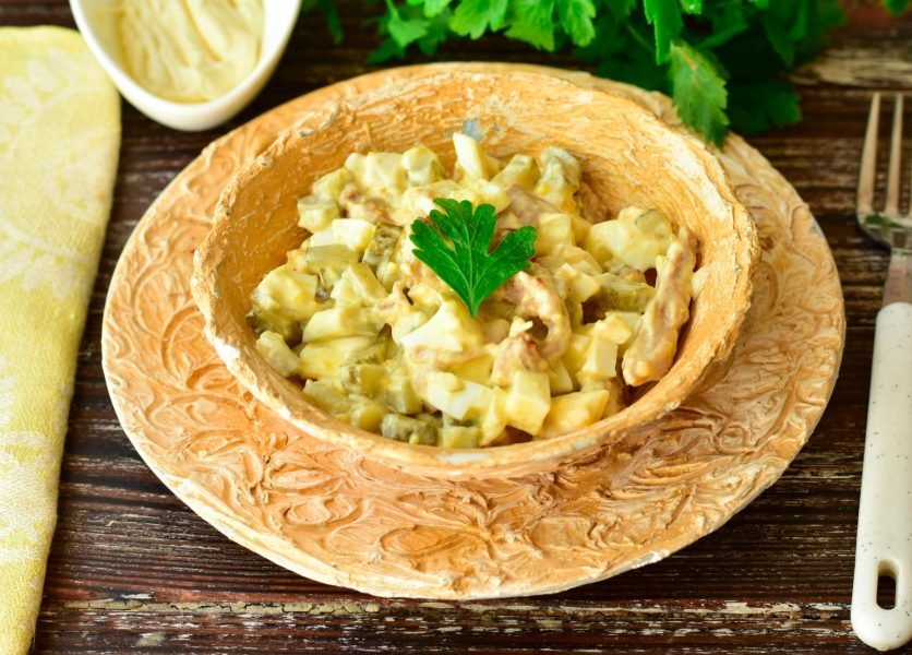 Салат с мясом и огурцами 🍴

Ингредиенты:

Свинина — 150 г
Лук — 1 шт.
Огурец соленый — 1 шт.
Масло растительное — 30 мл
Яйцо — 1 шт.
Майонез — 1 ст. л.

Приготовление:

1. Нарежьте мясо соломкой. Нарежьте лук полукольцами.
2. В сковороде разогрейте растительное масло, выложите мясо и лук. Обжарьте их в течение 10–15 минут.
3. Нарежьте вареное куриное яйцо кубиками. С соленого огурца срежьте края с двух сторон. Нарежьте его кубиками.
4. В миску выложите нарезанное яйцо и огурец. Затем добавьте жареное мясо и лук. Добавьте майонез, и хорошо перемешайте салат.