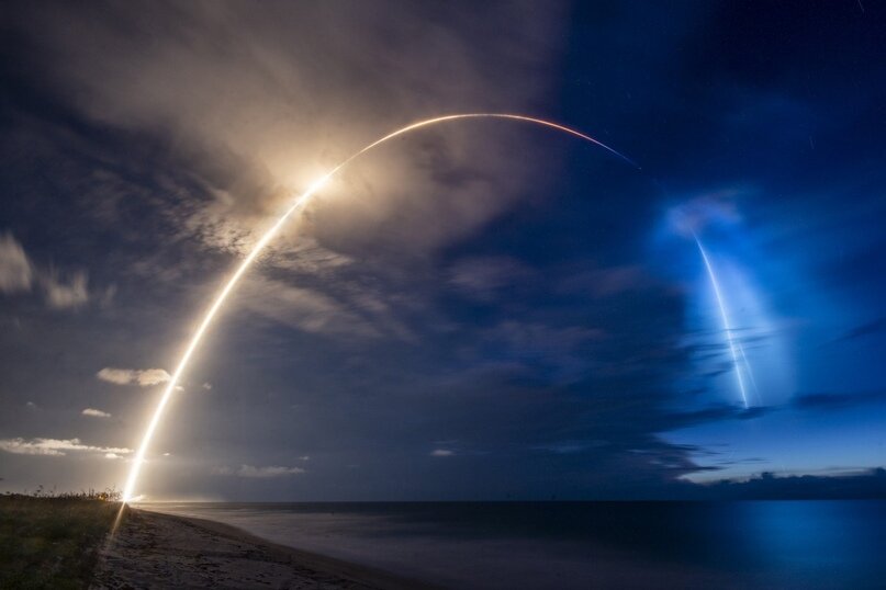 Запустив на орбиту очередные 60 спутников для проекта Starlink, SpaceX поделилась первыми официальными результатами закрытого бета-тестирования. На данном этапе служба продемонстрировала достаточно низкий уровень задержек и скорость соединения выше 100 Мбит/с. На территории России такие интернет-системы как Starlink и OneWeb не получили разрешение на свою деятельность, в связи с чем появления их в нашей стране вряд ли стоит ожидать в ближайшем будущем. 
По словам представителя SpaceX, уровень задержек был достаточно низким, чтобы пользователи могли играть в «самые динамичные многопользовательские онлайн-игры», а скорости загрузки вполне хватало для потоковой передачи нескольких видеороликов в формате HD, а также сохранения части канала для прочих нужд.

В настоящее время компания начала тестирование межспутникового соединения между космическими аппаратами Starlink, в результате чего между парой спутников при помощи лазерной связи было передано около 100 гигабайт данных. В SpaceX уверяют, что полномасштабное использование данной технологии сделает Starlink «одним из самых быстрых вариантов передачи данных по всему миру», что не только обеспечит малый пинг, но и «привлечет американских военных к инвестированию в Starlink для связи с истребителями».

Показатели всё ещё далеки от обещанной в дорожной карте Starlink гигабитной скорости. Чтобы обеспечить такую скорость загрузки, потребуется вывести в космос как минимум 4400 спутников. Сейчас SpaceX запустила только 700 — этого хватает для «приемлемого» покрытия. Согласно планам Илона Маска, в будущем компания планирует запустить в космос 12 000 спутников. Собой они представляют небольшие аппараты, чья масса составляет 260 килограммов, с электростатическими двигателями для совершения маневров и схода с орбиты. Коммерческие услуги по доступу к своему интернету компания SpaceX планирует оказывать уже в 2021 году.

По задумке Илона Маска, для создания работоспособной Сети Starlink необходимо запустить в космос 12 000 спутников. Собой они представляют небольшие аппараты, чья масса составляет 260 килограммов, с электростатическими двигателями для совершения маневров и схода с орбиты.

Издание отмечает, что первое публичное раскрытие скорости Starlink произошло на фоне того, как SpaceX борется за получение от Федеральной комиссии по связи США поддержки (до 16 миллиардов долларов в течение 10 лет) на оснащение интернетом сельских территорий. Согласно требованиям регулятора, скорость скачивания должна составлять не менее 25 мегабит в секунду, а пинг не должен превышать 100 миллисекунд.