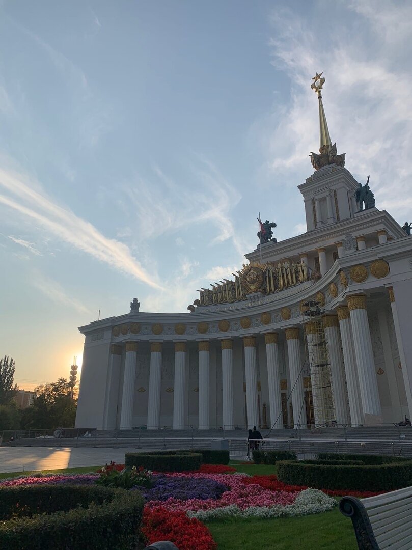 Все здания на ВДНХ очень помпезны и отдают прошлым.