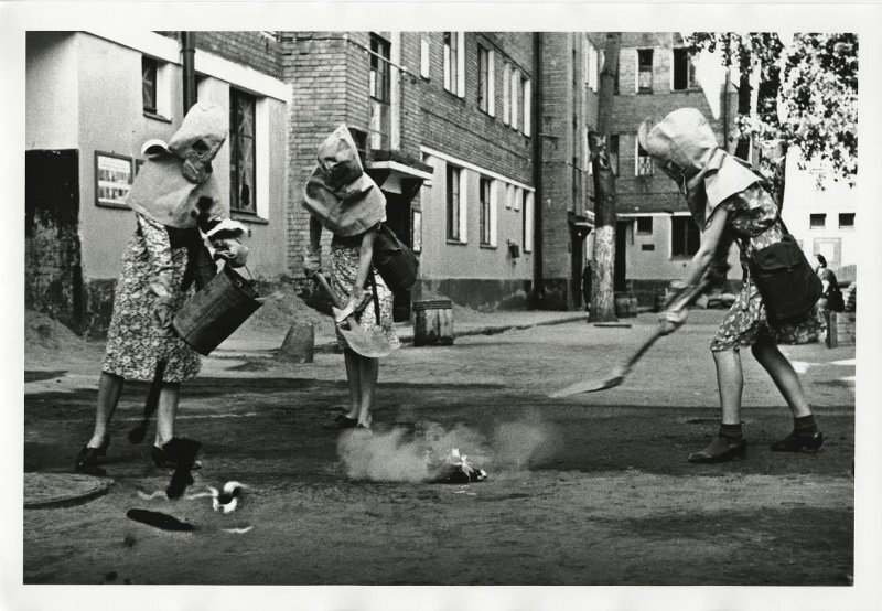 Сергей Васин. Практические занятия в специальных капюшонах по тушению зажигательных бомб. Дата съемки 22 июня 1941 - 31 декабря 1941. МАММ / МДФ