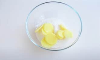 Имбирь чистим и нарезаем на небольшие кусочки. Добавляем имбирь к сахару.
