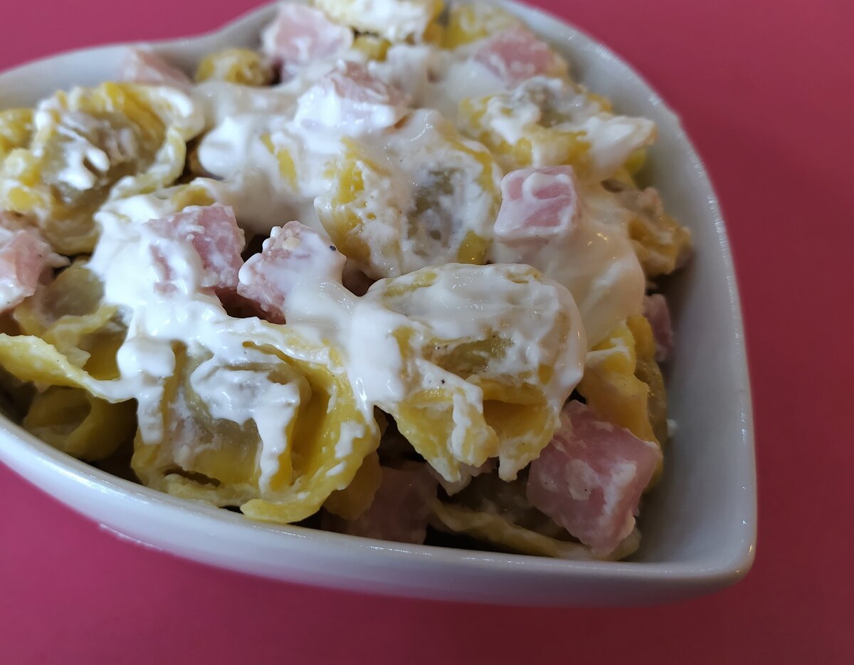 Тортеллини со сливками (или сметаной) и ветчиной (tortellini panna e prosciutto), фото автора.