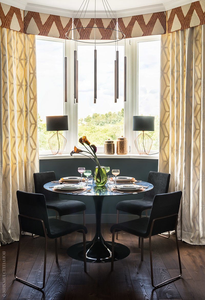 Зона столовой расположилась напротив окна с видом на город. 