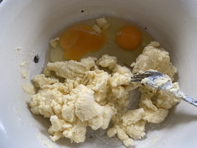 В полученную смесь добавляем 2 яйца