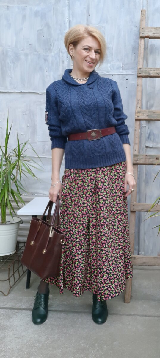 Мужской свитер и юбка.