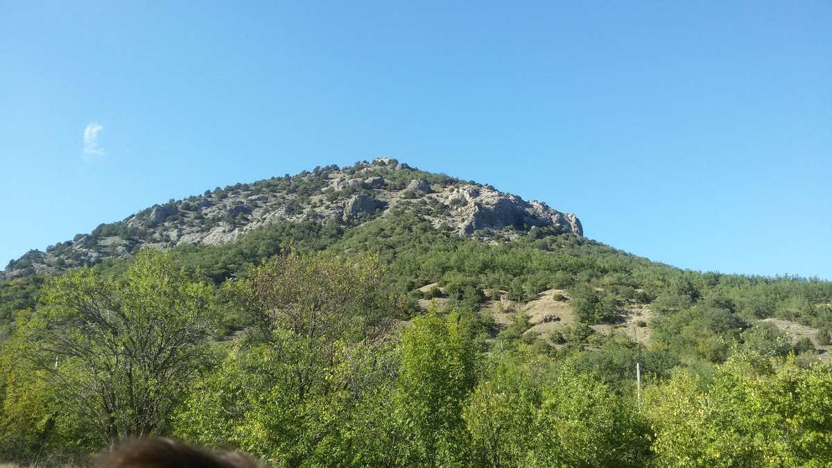 Само село находится в долине между горами.