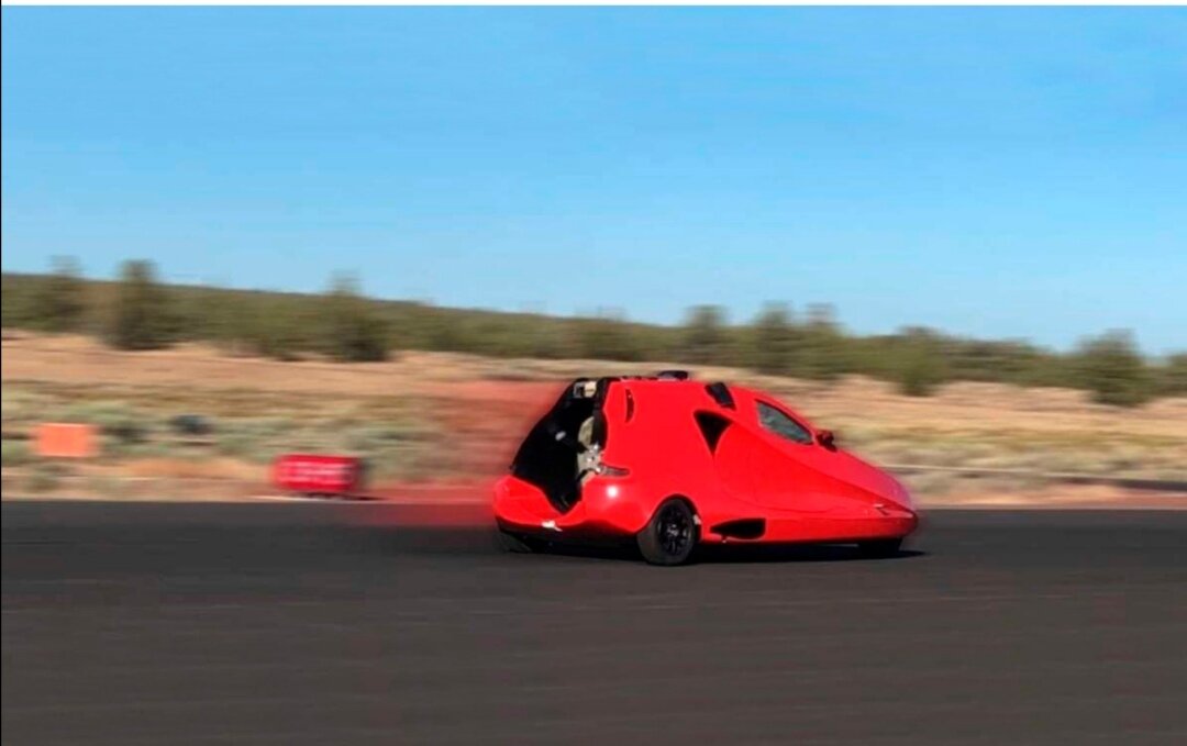 Летающий спорткар достиг скорости машины времени из «Назад в будущее»