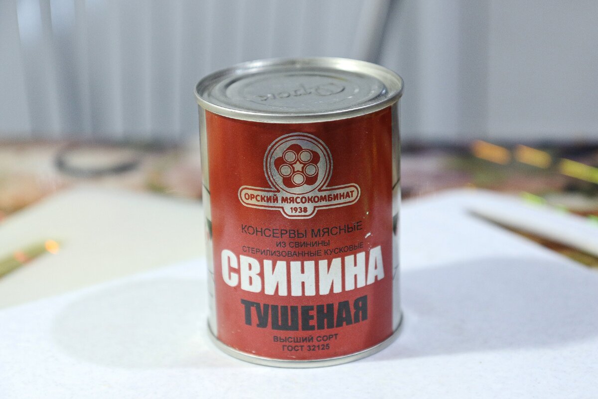 Банка тушенки свинина. Тушенка свиная Орский мясокомбинат. Орская тушенка свинина. Свинина Орский мясокомбинат. Тушенка а154.