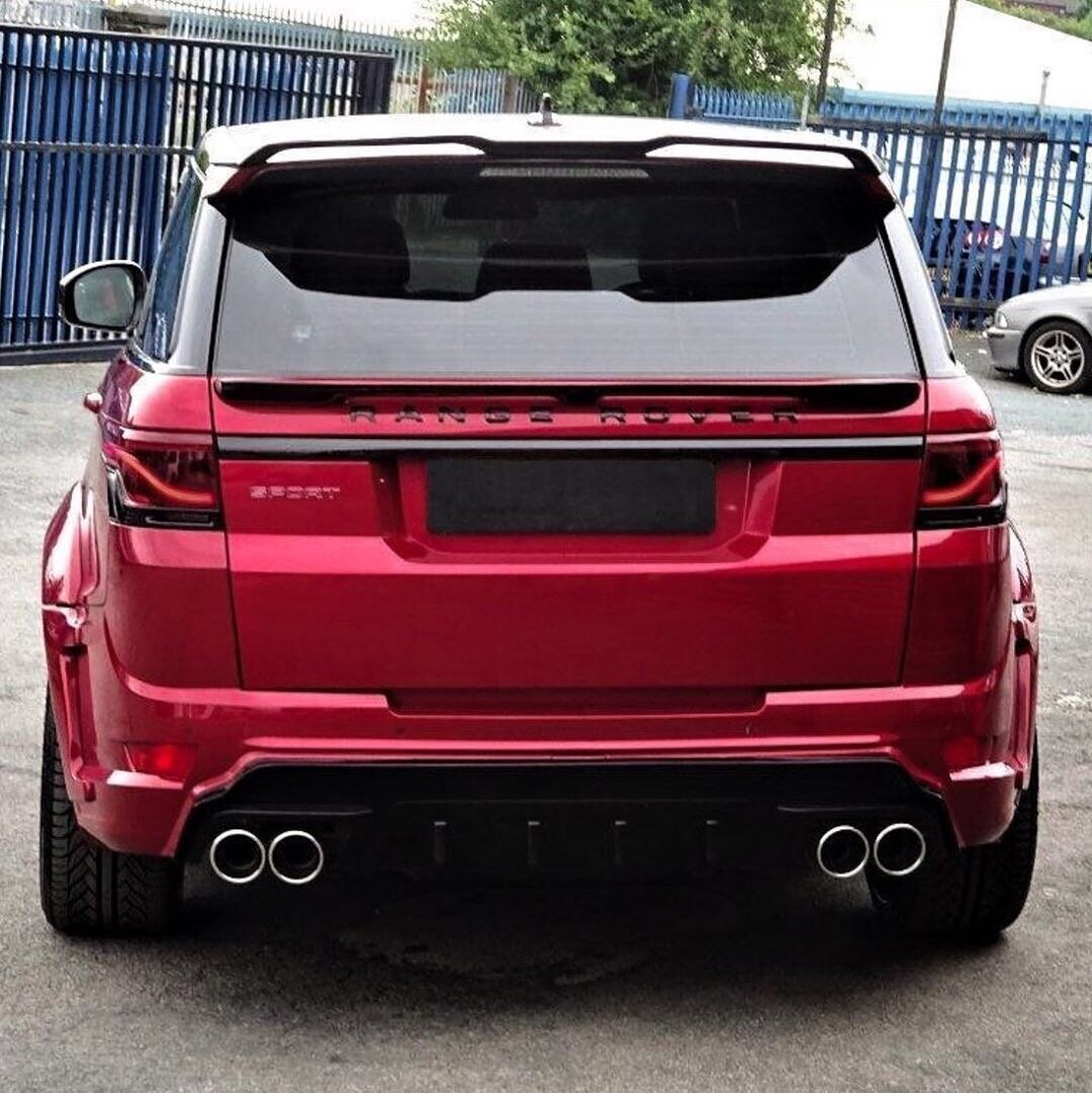 Среднеразмерный кроссовер сегмента «люкс», созданный на платформе автомобиля Land Rover Discovery 3, производящийся британской компанией Land Rover с 2005 года. 
В апреле 2009 года на мотор-шоу в Нью-Йорке был представлен Range Rover Sport 2010 модельного года. В 2013 году в Нью-Йорке был представлен совершенно новый Range Rover Sport с 5-ю вариациями силовых агрегатов под капотом и «похудевший» на 420 к