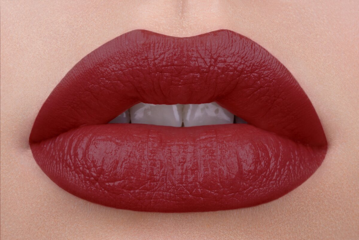 помада на губах