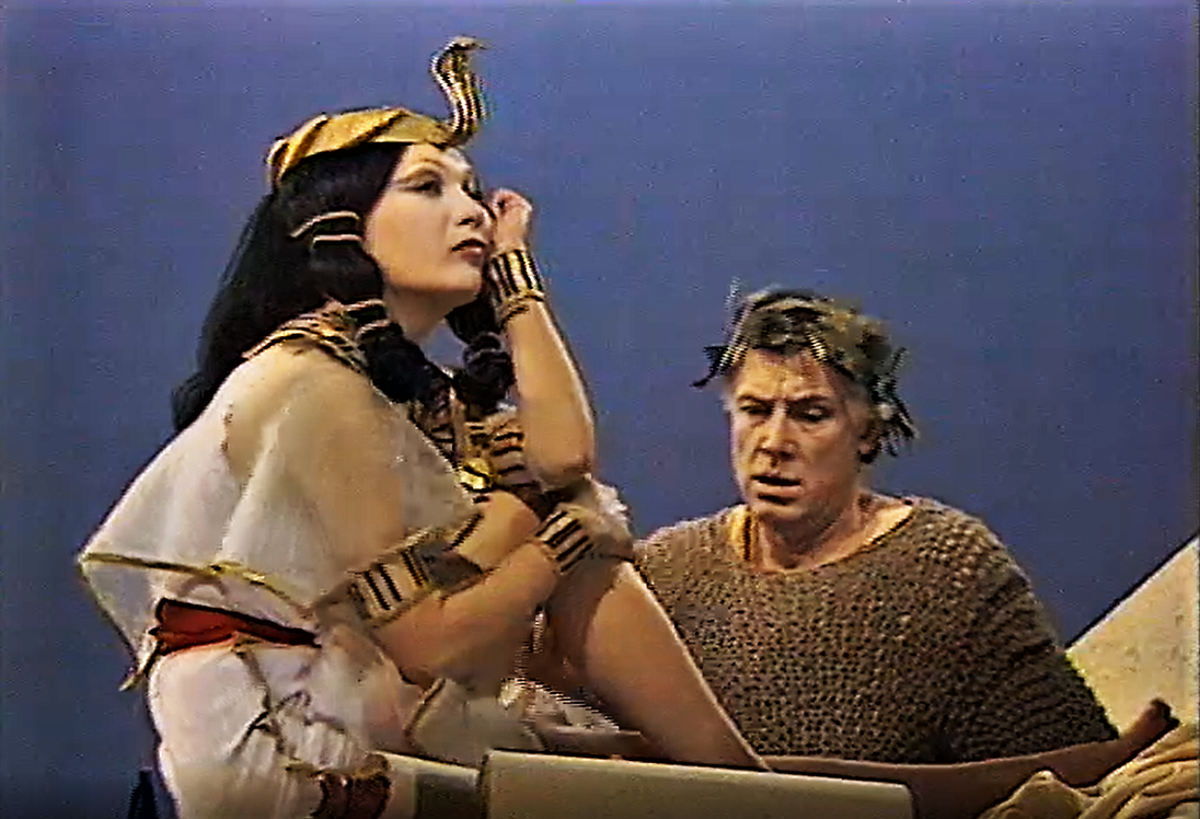 Кадр из фильма-спектакля "Цезарь и Клеопатра" (1979)