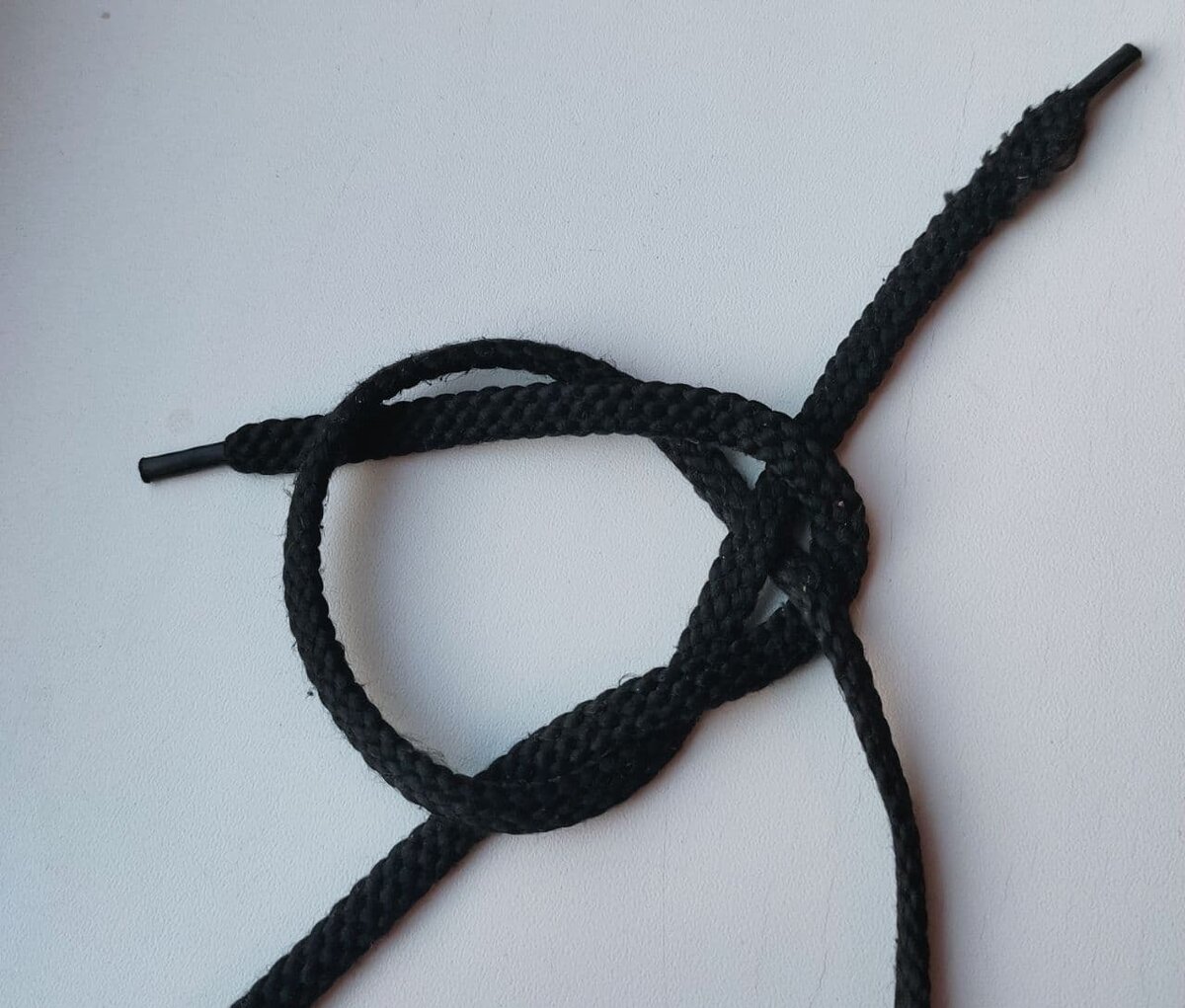 Как связать обе нитки невидимым узлом, который не развяжется