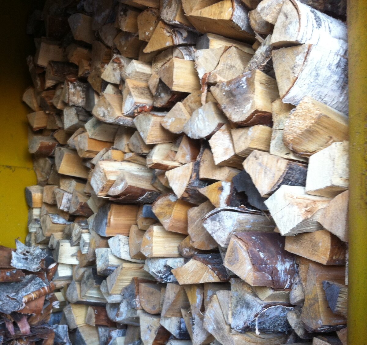 Муж колол, дети складывали, а я теперь ношу в дом потихоньку. Все при деле.