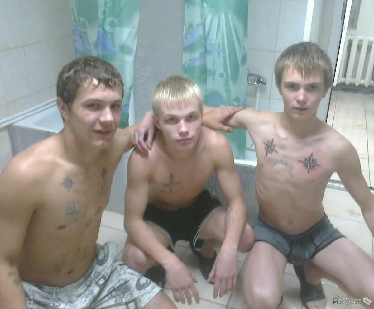 Еще и партаки набили. 